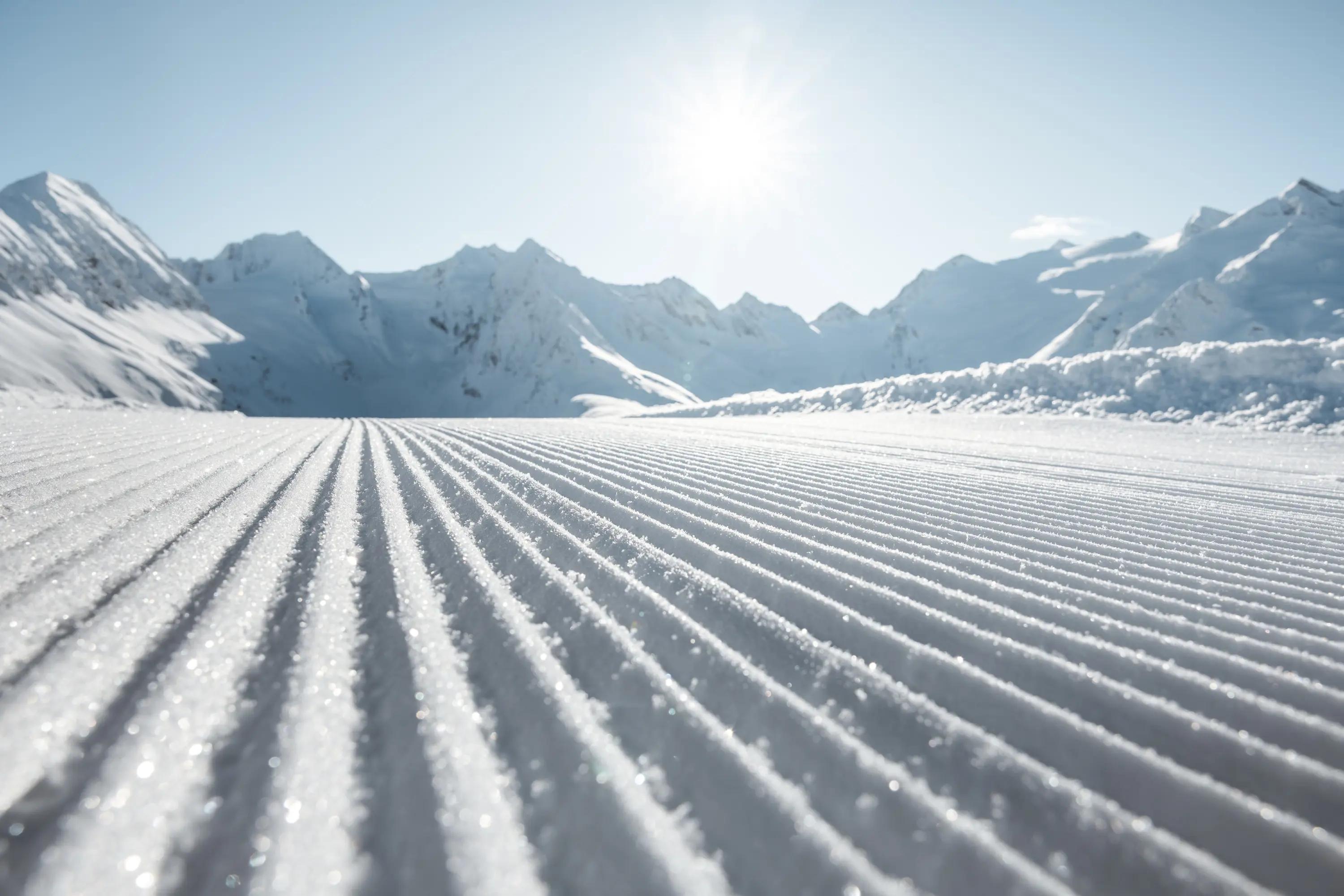 Præparerede pister i solen på skiferie i Østrig